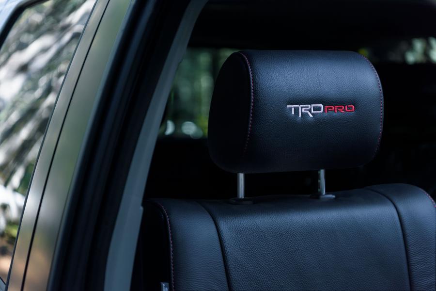 Детали интерьера Toyota Sequoia TRD Pro 2019 года  (фото 6 из 42)